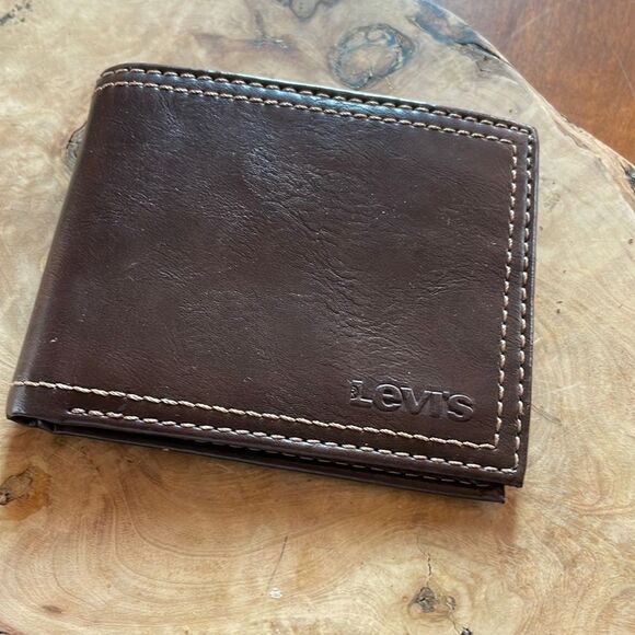 NEW. Levi's Logo Bifold Wallet - Picture 1 of 10